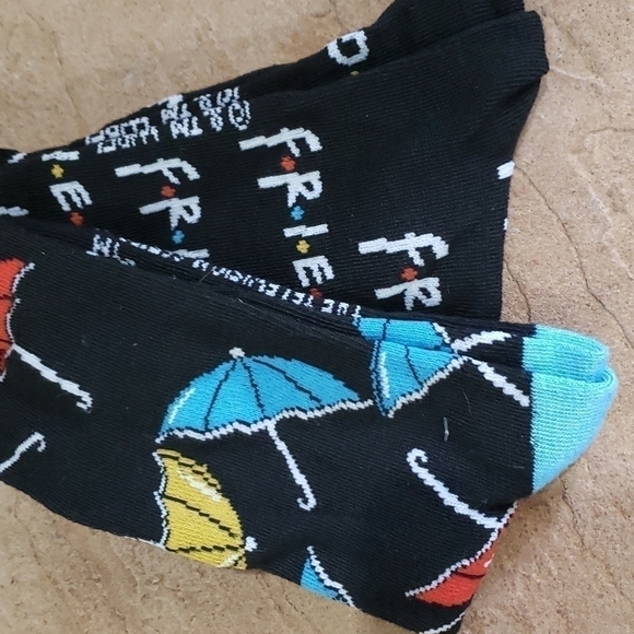 Friends Television Sitcom Novelty Socks 2 Pair F.R.I.E.N.D.S Umbrella New - Picture 2 of 4
